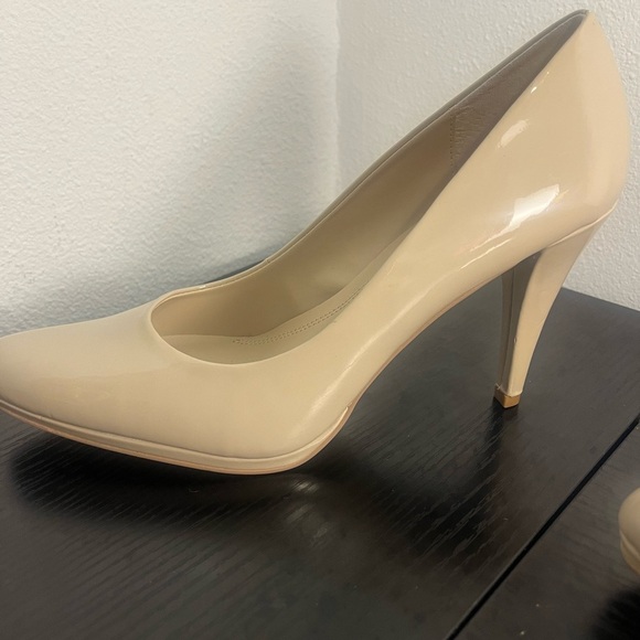 Ellen Tracy Cream Heels Classic Stiletto Design - Picture 9 of 10
